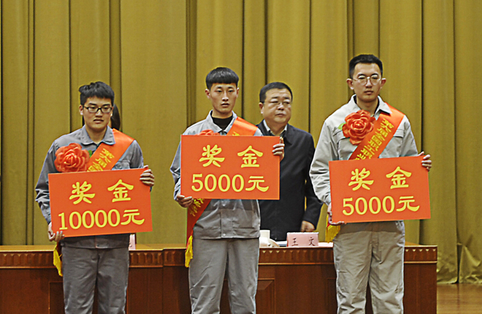 集团员工在山东省参加第六届全国职工职业技能大赛总结大会上受奖(图2)